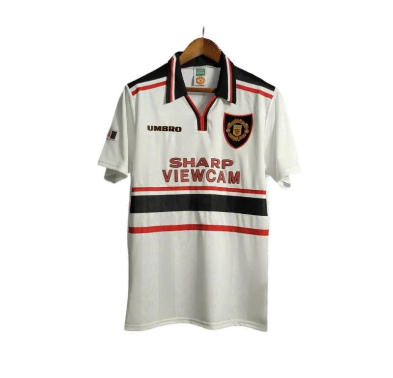 https://cdn.shopify.com/s/files/1/0826/7228/8075/files/19971999-manchester-united-sharp-viewcam-white-away-retro-kit-classickits433-823837.webp?v=1741199144