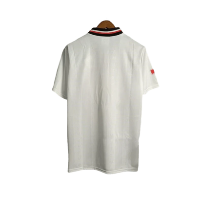 https://cdn.shopify.com/s/files/1/0826/7228/8075/files/19971999-manchester-united-sharp-viewcam-white-away-retro-kit-classickits433-963516.webp?v=1741199142
