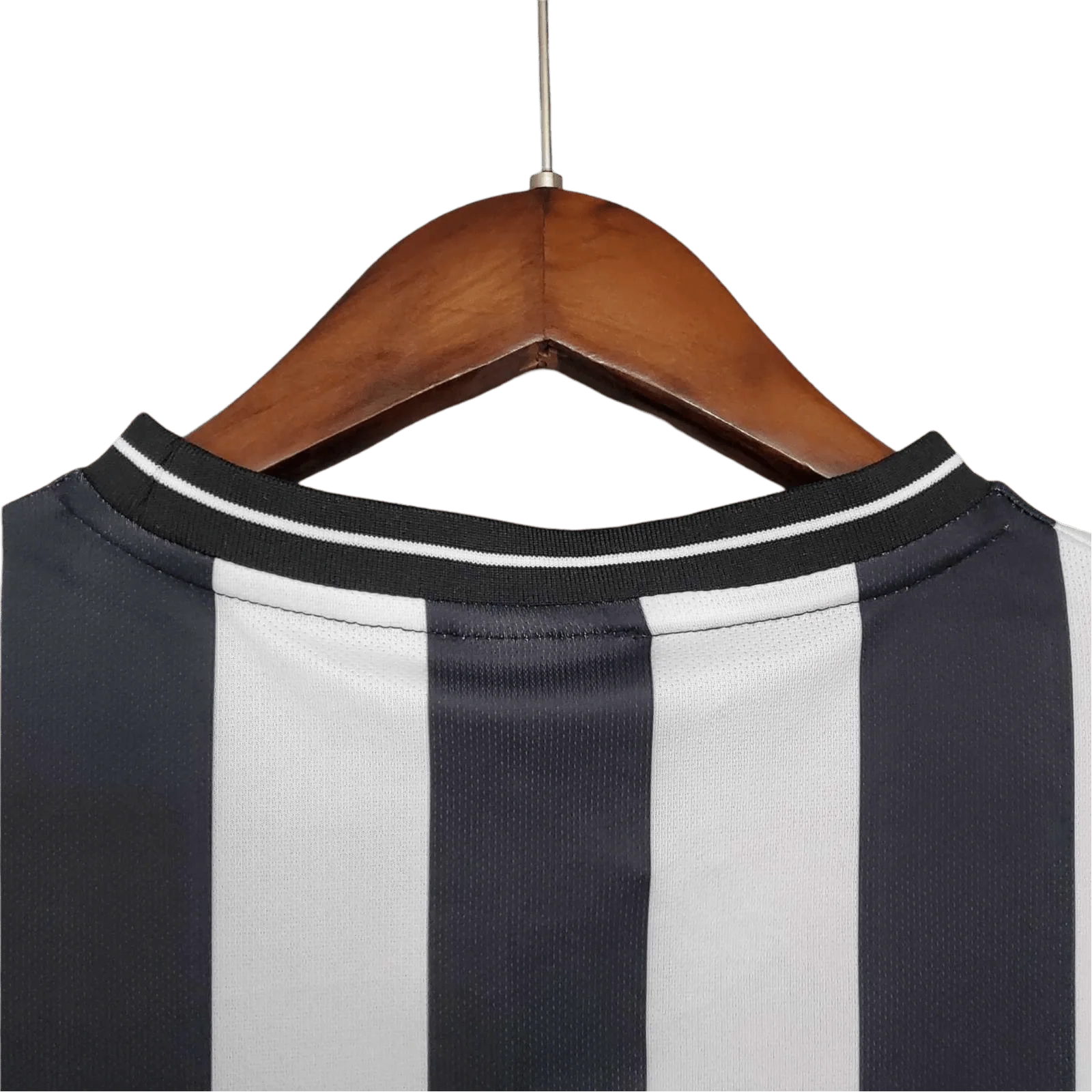 https://cdn.shopify.com/s/files/1/0826/7228/8075/files/19971999-newcastle-utd-home-retro-kit-classickits433-272393.webp?v=1741199151