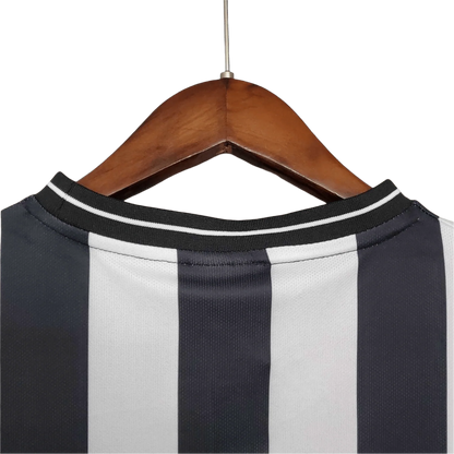 https://cdn.shopify.com/s/files/1/0826/7228/8075/files/19971999-newcastle-utd-home-retro-kit-classickits433-272393.webp?v=1741199151