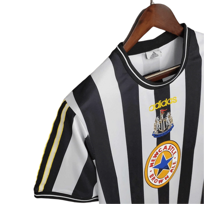 https://cdn.shopify.com/s/files/1/0826/7228/8075/files/19971999-newcastle-utd-home-retro-kit-classickits433-458235.webp?v=1741199146
