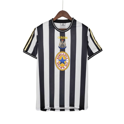 https://cdn.shopify.com/s/files/1/0826/7228/8075/files/19971999-newcastle-utd-home-retro-kit-classickits433-843264.webp?v=1741199148