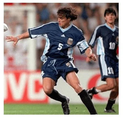 https://cdn.shopify.com/s/files/1/0826/7228/8075/files/1998-argentina-world-cup-away-retro-jersey-405423.webp?v=1741198524