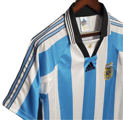 https://cdn.shopify.com/s/files/1/0826/7228/8075/files/1998-argentina-world-cup-home-retro-kit-classickits433-146384.webp?v=1741198796