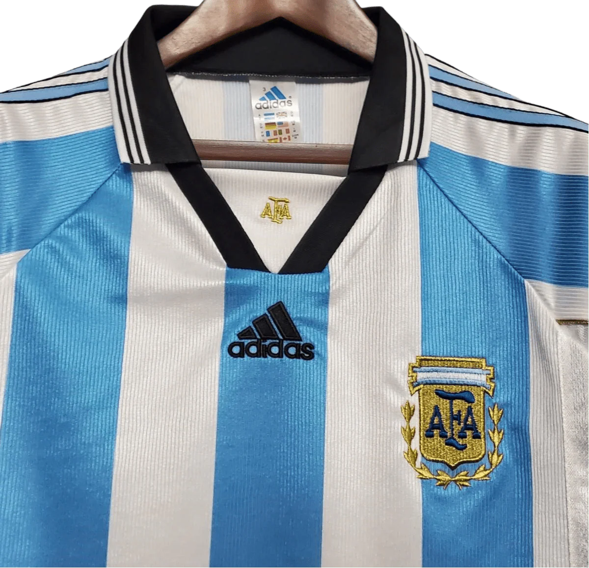 https://cdn.shopify.com/s/files/1/0826/7228/8075/files/1998-argentina-world-cup-home-retro-kit-classickits433-176216.webp?v=1741198796