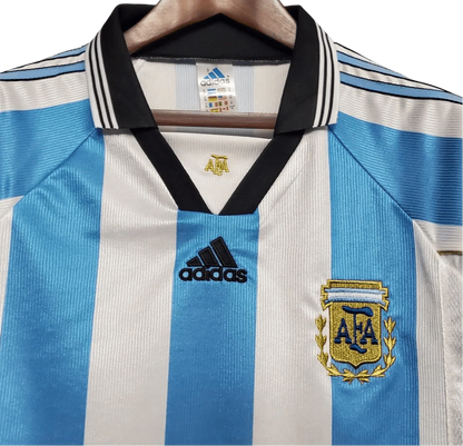 https://cdn.shopify.com/s/files/1/0826/7228/8075/files/1998-argentina-world-cup-home-retro-kit-classickits433-176216.webp?v=1741198796
