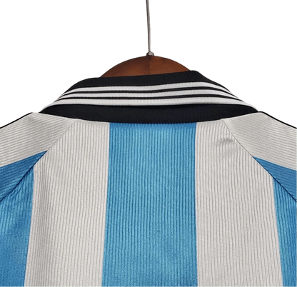 https://cdn.shopify.com/s/files/1/0826/7228/8075/files/1998-argentina-world-cup-home-retro-kit-classickits433-204211.webp?v=1741198795