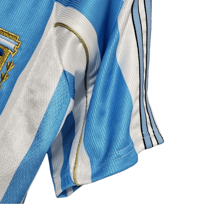 https://cdn.shopify.com/s/files/1/0826/7228/8075/files/1998-argentina-world-cup-home-retro-kit-classickits433-580900.webp?v=1741198794