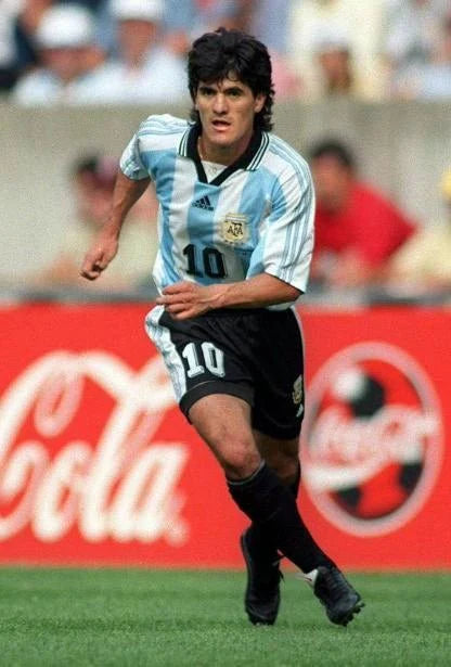 https://cdn.shopify.com/s/files/1/0826/7228/8075/files/1998-argentina-world-cup-home-retro-kit-classickits433-705033.webp?v=1741198794