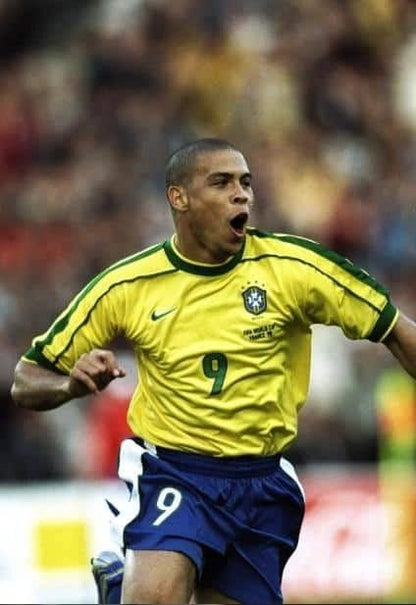 https://cdn.shopify.com/s/files/1/0826/7228/8075/files/1998-brazil-world-cup-retro-kit-classickits433-677183.webp?v=1741198773