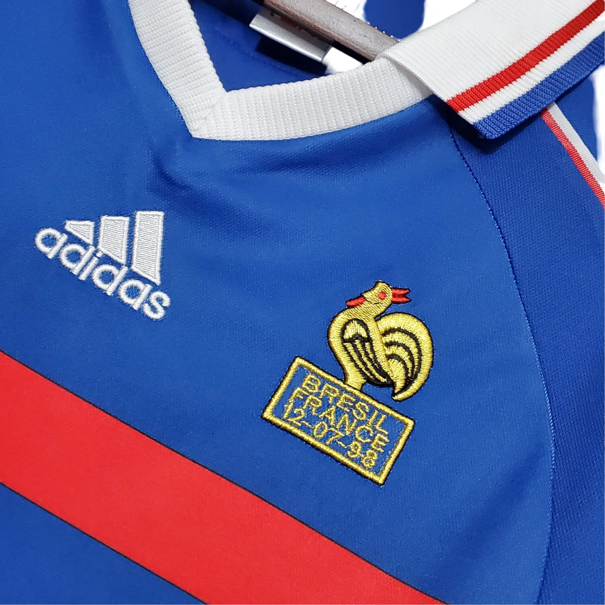 https://cdn.shopify.com/s/files/1/0826/7228/8075/files/1998-france-world-cup-home-retro-jersey-865728.webp?v=1741198763
