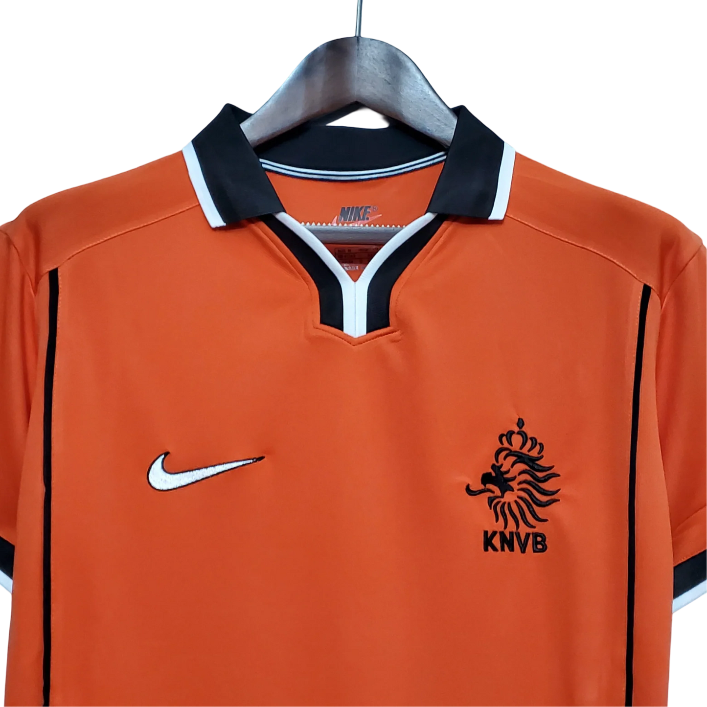 https://cdn.shopify.com/s/files/1/0826/7228/8075/files/1998-netherlands-world-cup-home-retro-kit-classickits433-536373.webp?v=1741198796