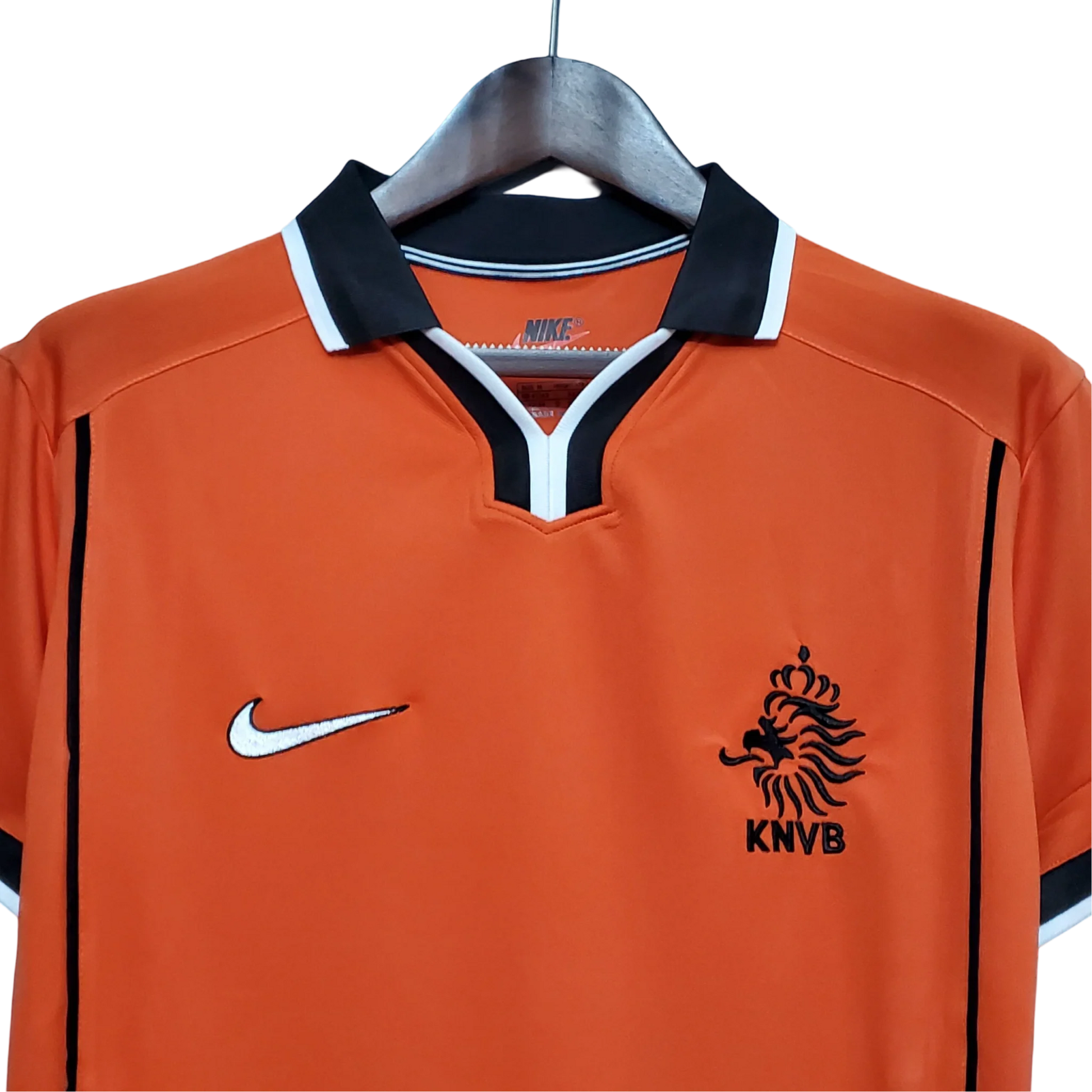 https://cdn.shopify.com/s/files/1/0826/7228/8075/files/1998-netherlands-world-cup-home-retro-kit-classickits433-536373.webp?v=1741198796