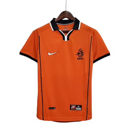 https://cdn.shopify.com/s/files/1/0826/7228/8075/files/1998-netherlands-world-cup-home-retro-kit-classickits433-837716.webp?v=1741198795