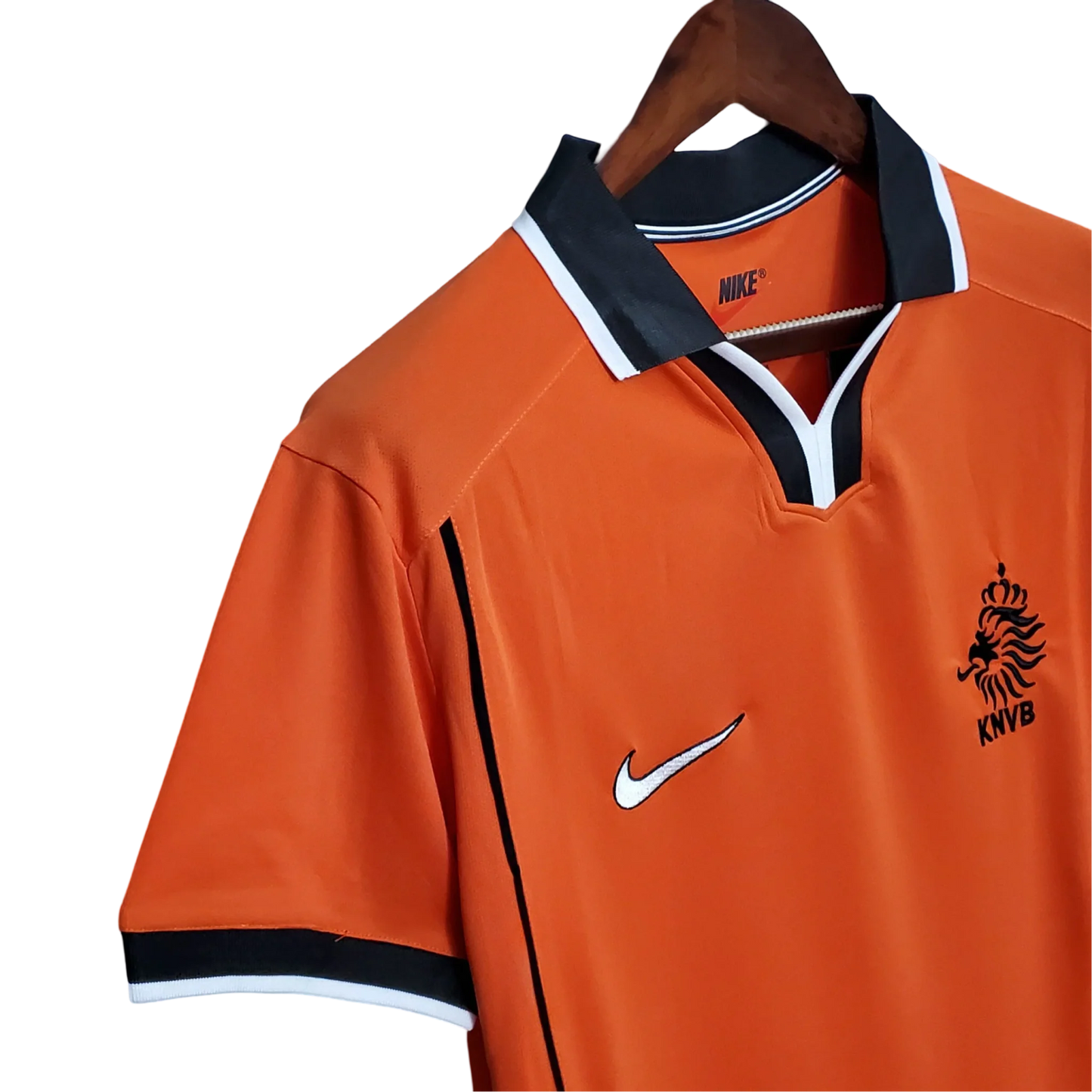 https://cdn.shopify.com/s/files/1/0826/7228/8075/files/1998-netherlands-world-cup-home-retro-kit-classickits433-996424.webp?v=1741198795
