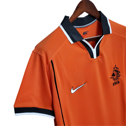 https://cdn.shopify.com/s/files/1/0826/7228/8075/files/1998-netherlands-world-cup-home-retro-kit-classickits433-996424.webp?v=1741198795