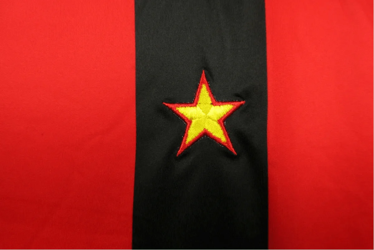 https://cdn.shopify.com/s/files/1/0826/7228/8075/files/19981999-ac-milan-mediolanum-home-retro-kit-675190.webp?v=1741197265