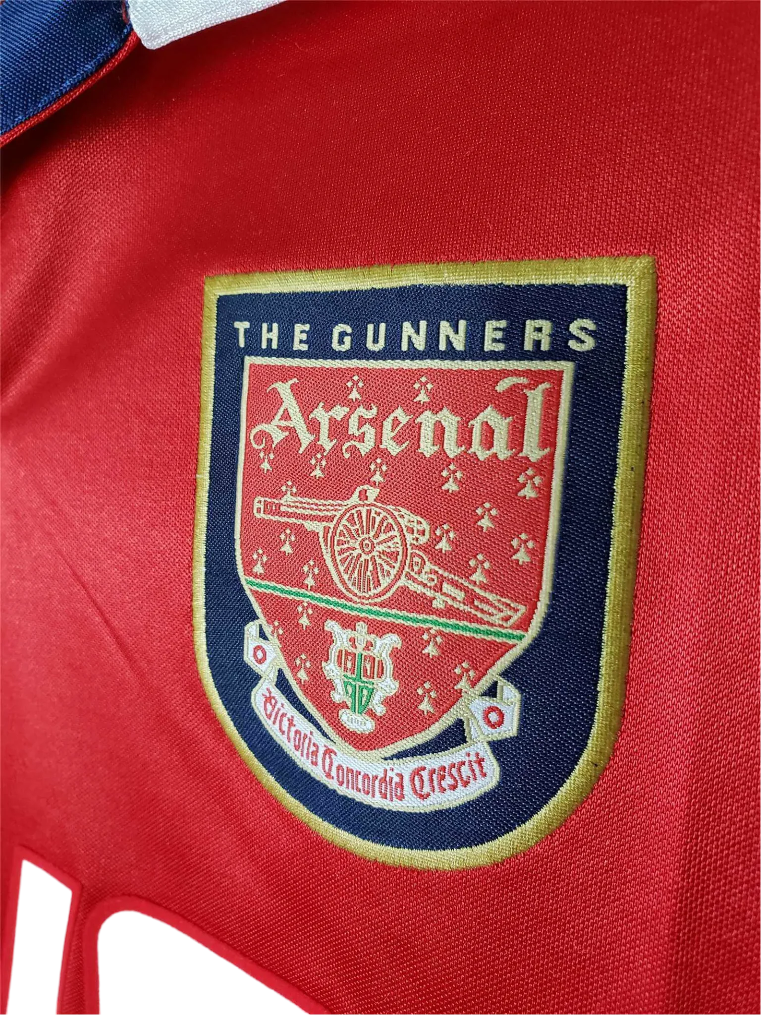 https://cdn.shopify.com/s/files/1/0826/7228/8075/files/19981999-arsenal-jvc-home-kit-long-sleeve-classickits433-153865.webp?v=1741198355