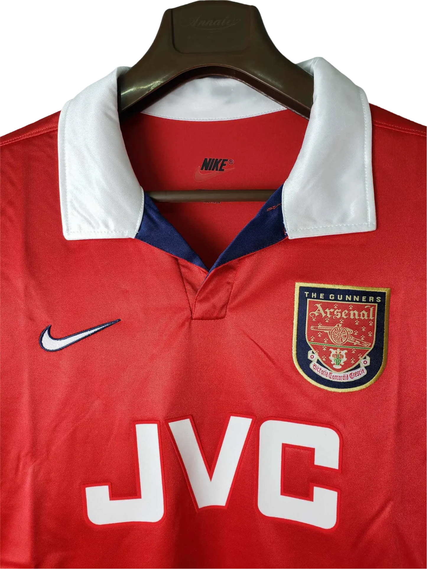 https://cdn.shopify.com/s/files/1/0826/7228/8075/files/19981999-arsenal-jvc-home-kit-long-sleeve-classickits433-932186.webp?v=1741198358