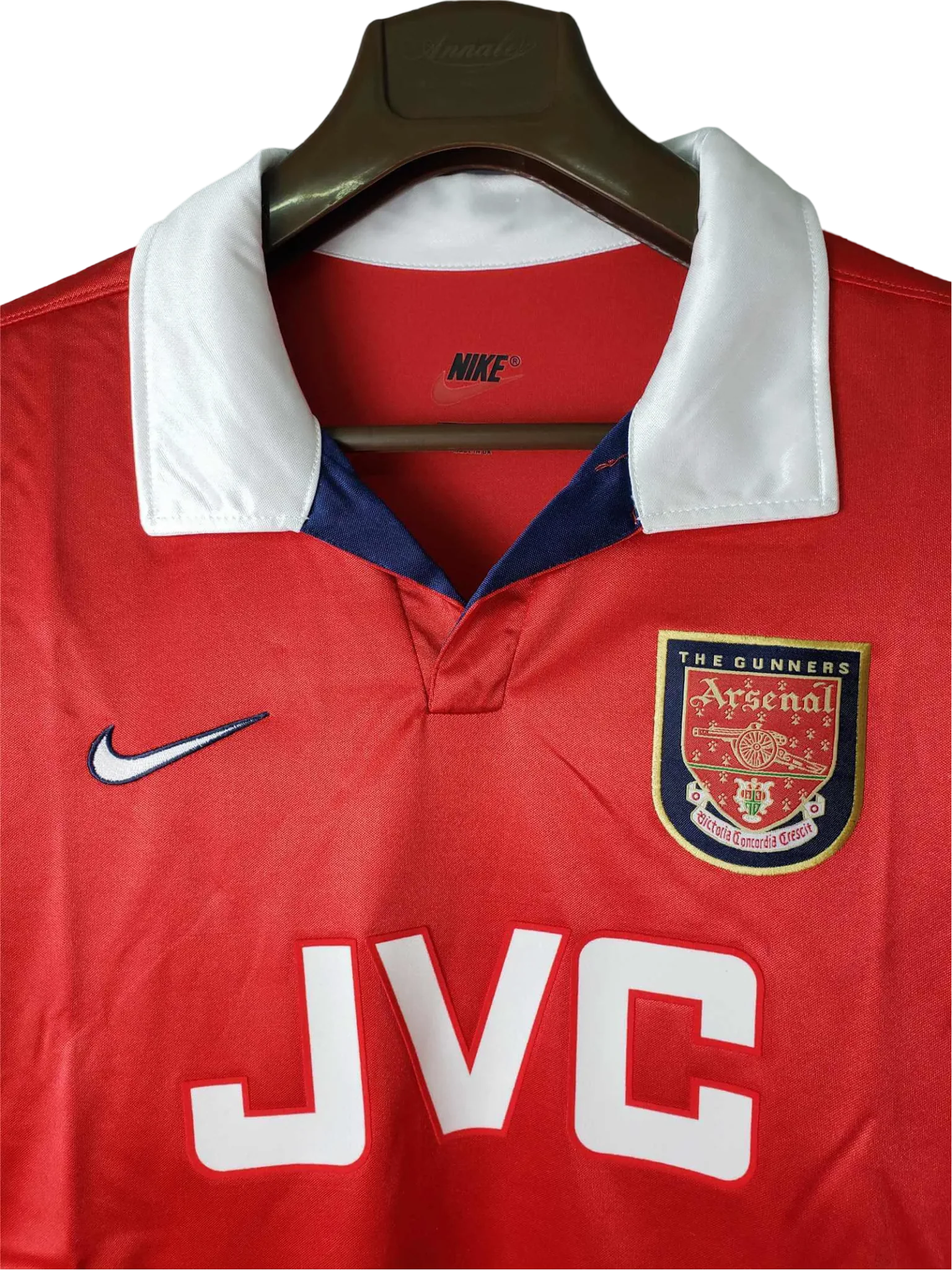 https://cdn.shopify.com/s/files/1/0826/7228/8075/files/19981999-arsenal-jvc-home-kit-long-sleeve-classickits433-932186.webp?v=1741198358
