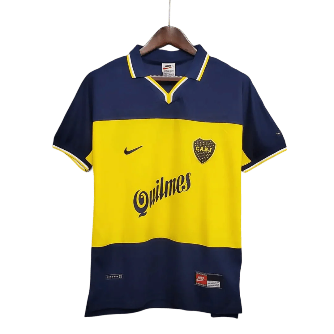 https://cdn.shopify.com/s/files/1/0826/7228/8075/files/19981999-boca-juniors-quilmes-home-retro-jersey-673998.webp?v=1741197209