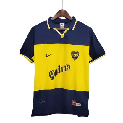 https://cdn.shopify.com/s/files/1/0826/7228/8075/files/19981999-boca-juniors-quilmes-home-retro-jersey-673998.webp?v=1741197209