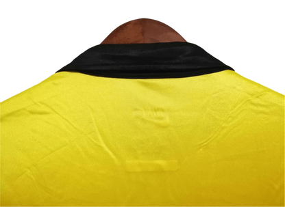 https://cdn.shopify.com/s/files/1/0826/7228/8075/files/19981999-borussia-dortmund-soliver-home-retro-kit-classickits433-134312.webp?v=1741199324