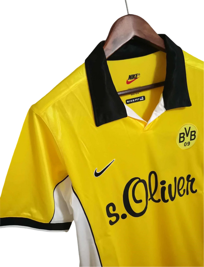 https://cdn.shopify.com/s/files/1/0826/7228/8075/files/19981999-borussia-dortmund-soliver-home-retro-kit-classickits433-574974.webp?v=1741199322