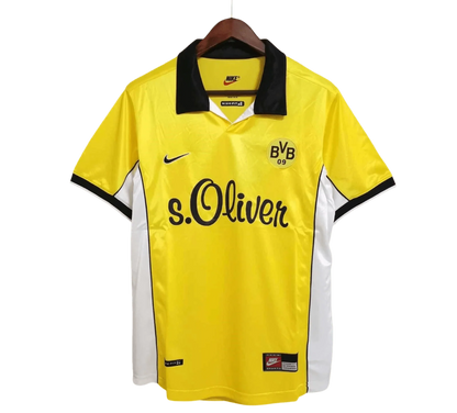 https://cdn.shopify.com/s/files/1/0826/7228/8075/files/19981999-borussia-dortmund-soliver-home-retro-kit-classickits433-649933.webp?v=1741199322