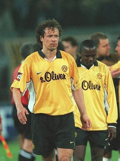 https://cdn.shopify.com/s/files/1/0826/7228/8075/files/19981999-borussia-dortmund-soliver-home-retro-kit-classickits433-671652.webp?v=1741199409