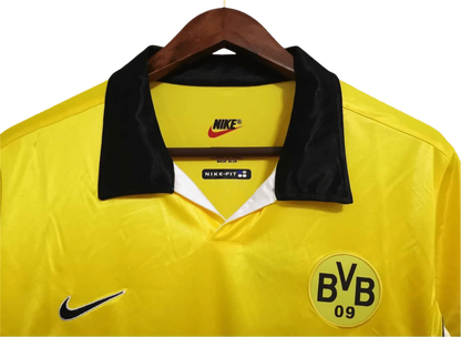 https://cdn.shopify.com/s/files/1/0826/7228/8075/files/19981999-borussia-dortmund-soliver-home-retro-kit-classickits433-938613.webp?v=1741199323