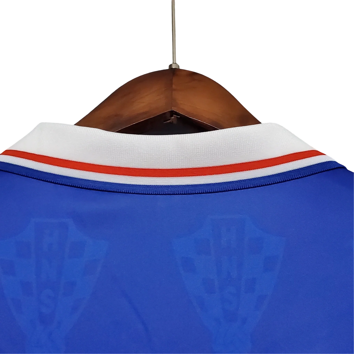 https://cdn.shopify.com/s/files/1/0826/7228/8075/files/19981999-croatia-away-retro-kit-classickits433-799387.webp?v=1741198812