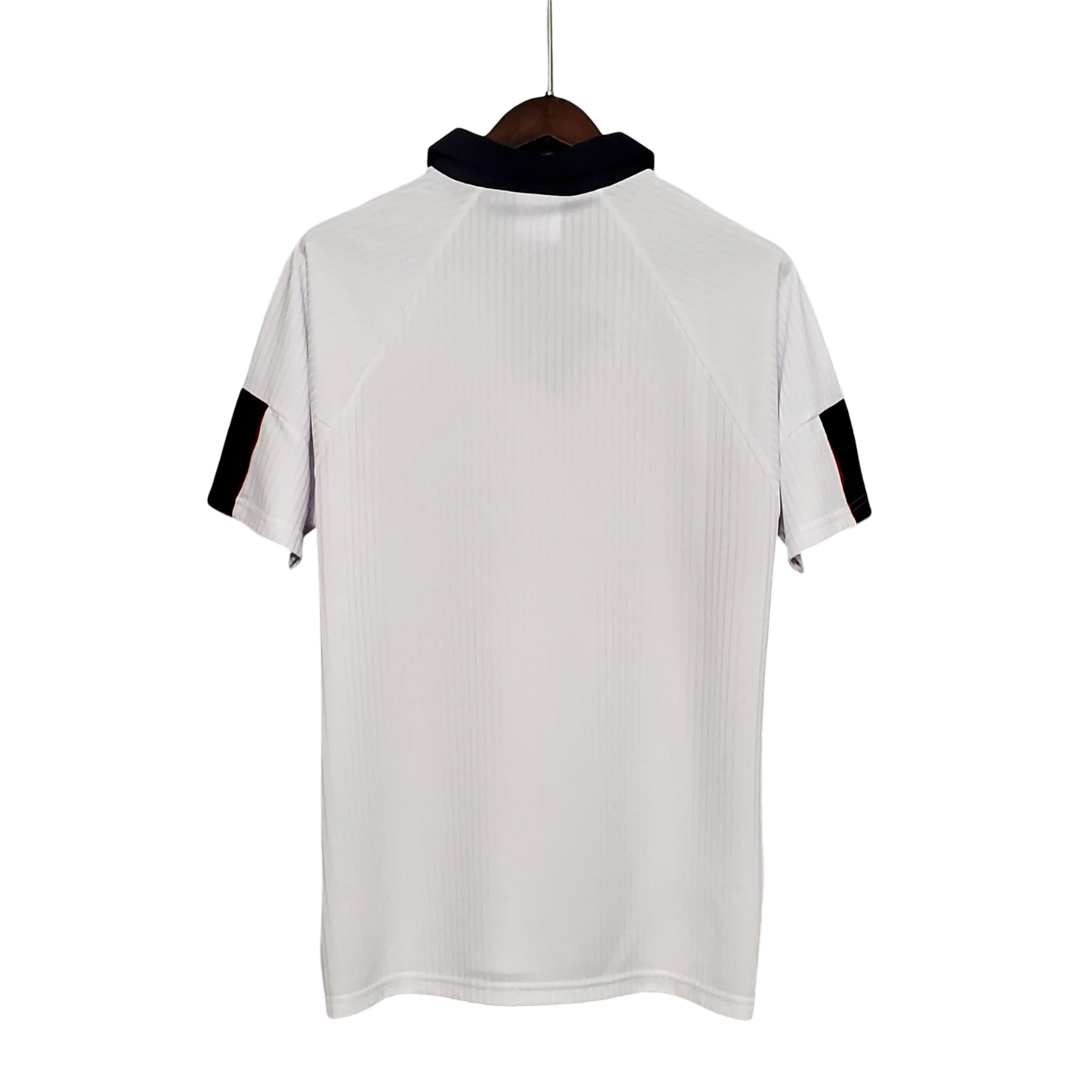 https://cdn.shopify.com/s/files/1/0826/7228/8075/files/19981999-england-home-retro-kit-classickits433-216636.webp?v=1741198520