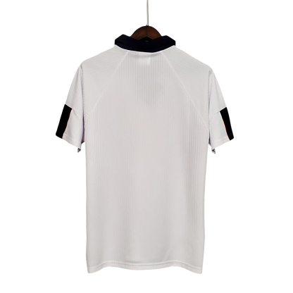 https://cdn.shopify.com/s/files/1/0826/7228/8075/files/19981999-england-home-retro-kit-classickits433-216636.webp?v=1741198520