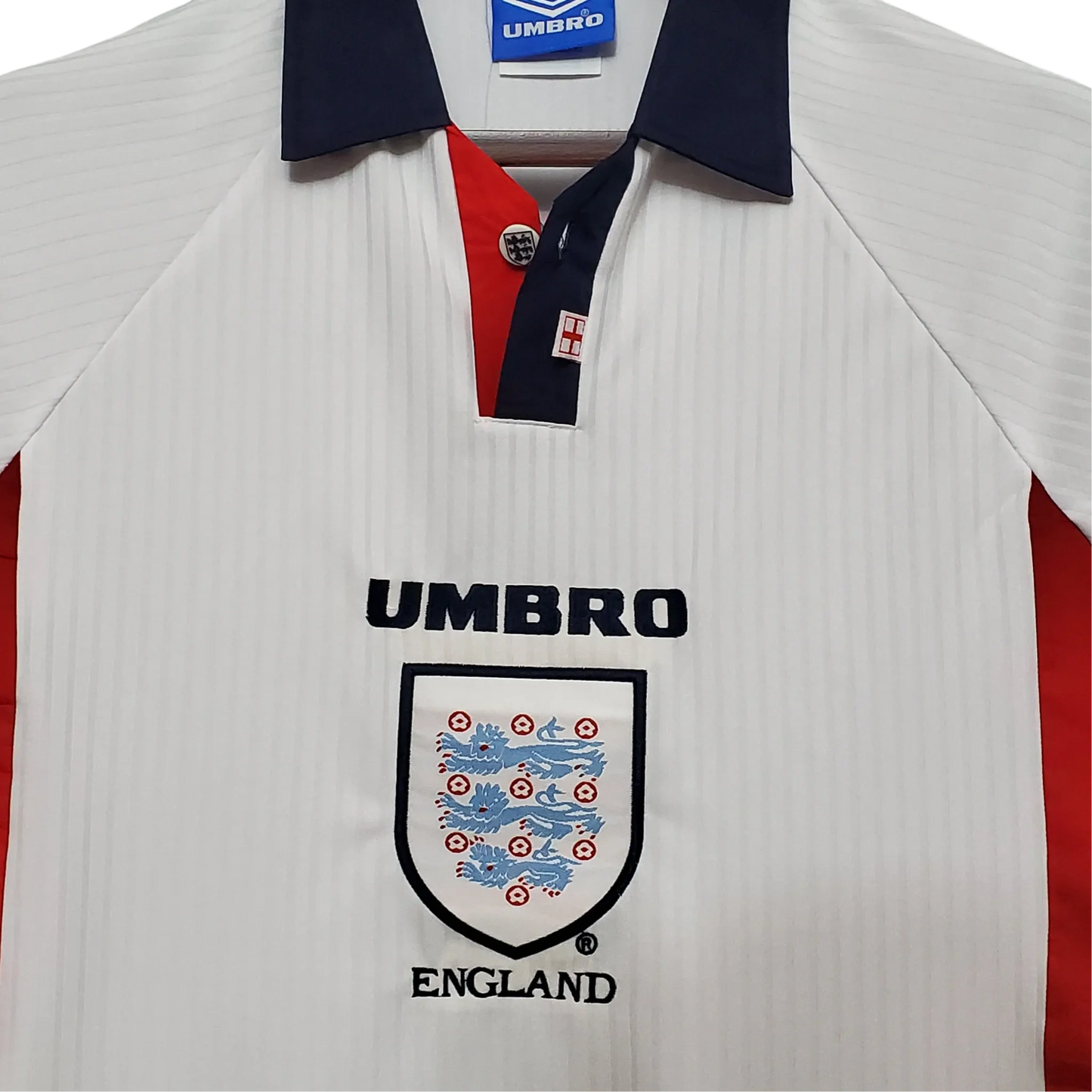 https://cdn.shopify.com/s/files/1/0826/7228/8075/files/19981999-england-home-retro-kit-classickits433-290688.webp?v=1741198521