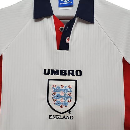 https://cdn.shopify.com/s/files/1/0826/7228/8075/files/19981999-england-home-retro-kit-classickits433-290688.webp?v=1741198521