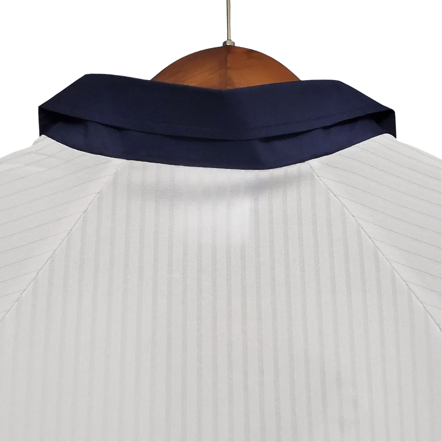 https://cdn.shopify.com/s/files/1/0826/7228/8075/files/19981999-england-home-retro-kit-classickits433-435457.webp?v=1741198522