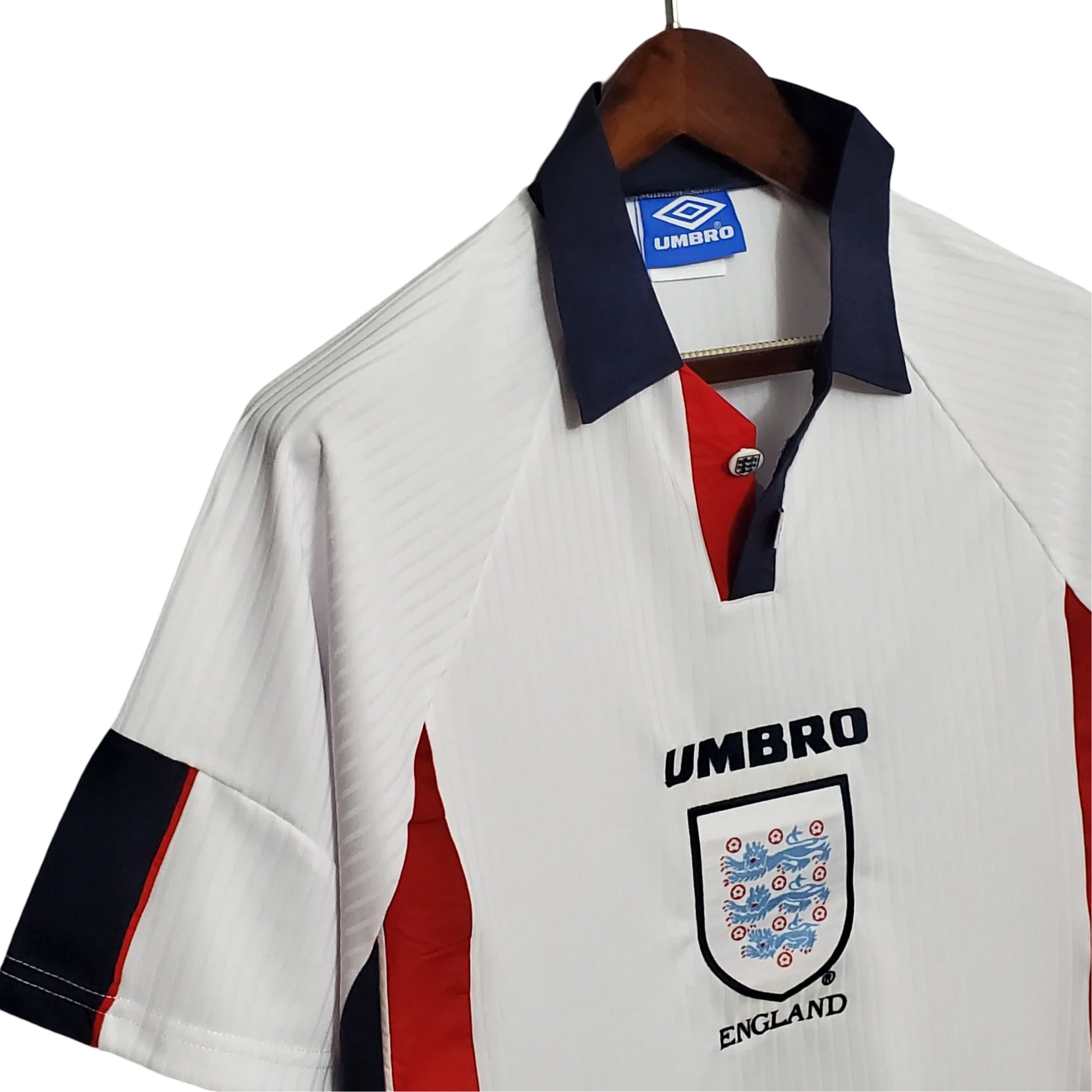 https://cdn.shopify.com/s/files/1/0826/7228/8075/files/19981999-england-home-retro-kit-classickits433-651626.webp?v=1741198521
