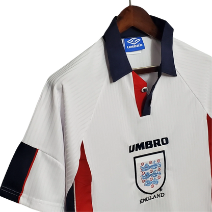 https://cdn.shopify.com/s/files/1/0826/7228/8075/files/19981999-england-home-retro-kit-classickits433-651626.webp?v=1741198521