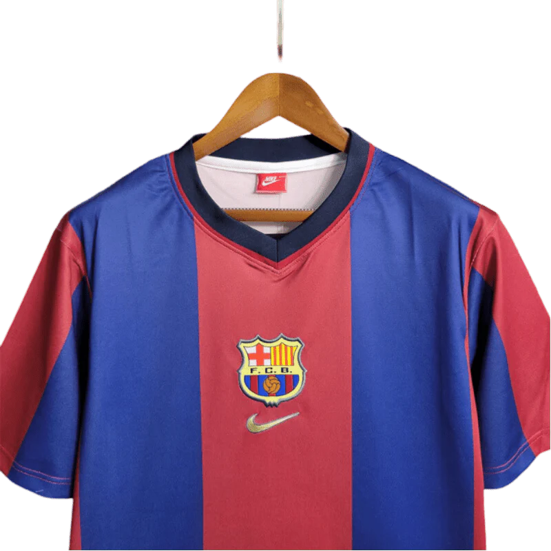 https://cdn.shopify.com/s/files/1/0826/7228/8075/files/19981999-fc-barcelona-home-retro-kit-classickits433-195038.webp?v=1741199016