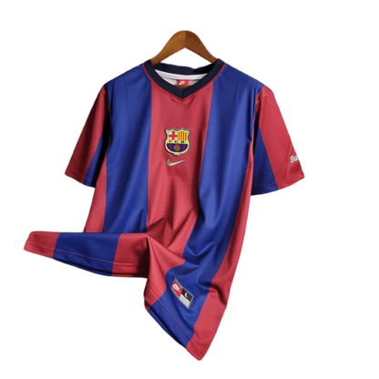 https://cdn.shopify.com/s/files/1/0826/7228/8075/files/19981999-fc-barcelona-home-retro-kit-classickits433-199288.webp?v=1741199018