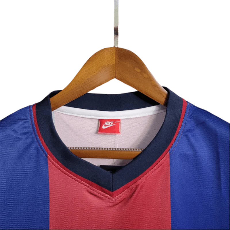 https://cdn.shopify.com/s/files/1/0826/7228/8075/files/19981999-fc-barcelona-home-retro-kit-classickits433-572243.webp?v=1741199016