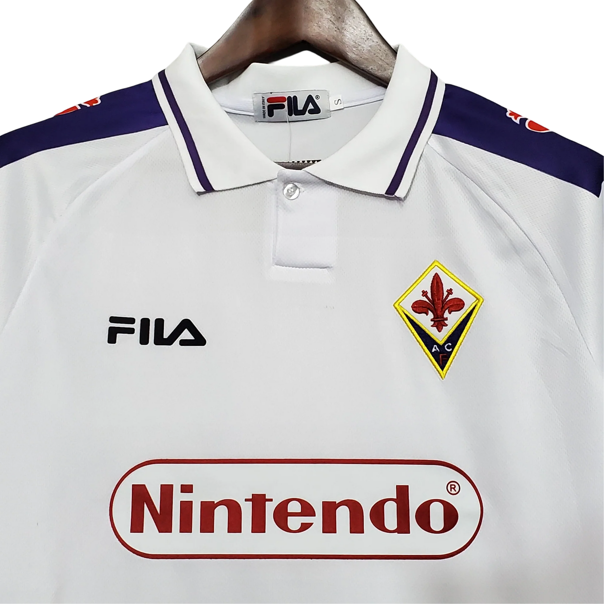https://cdn.shopify.com/s/files/1/0826/7228/8075/files/19981999-fiorentina-florence-nintendo-fila-away-retro-kit-classickits433-142113.webp?v=1741199025