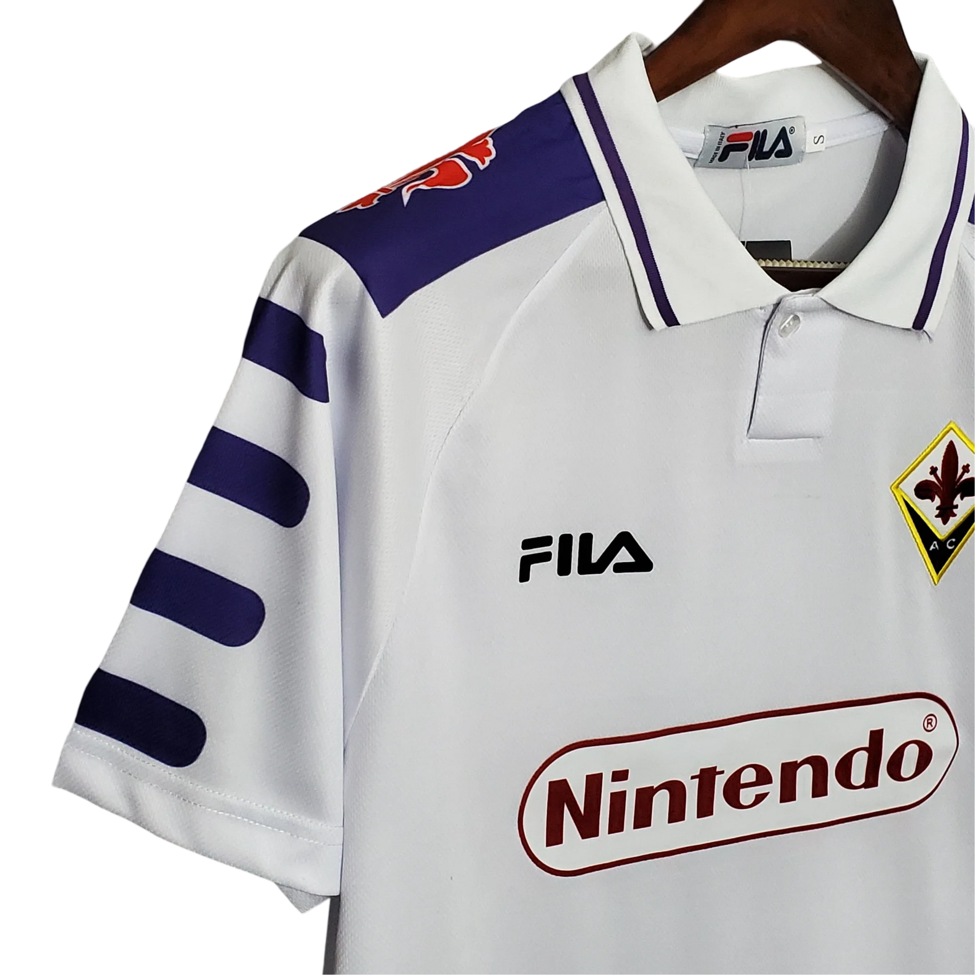 https://cdn.shopify.com/s/files/1/0826/7228/8075/files/19981999-fiorentina-florence-nintendo-fila-away-retro-kit-classickits433-798892.webp?v=1741199024