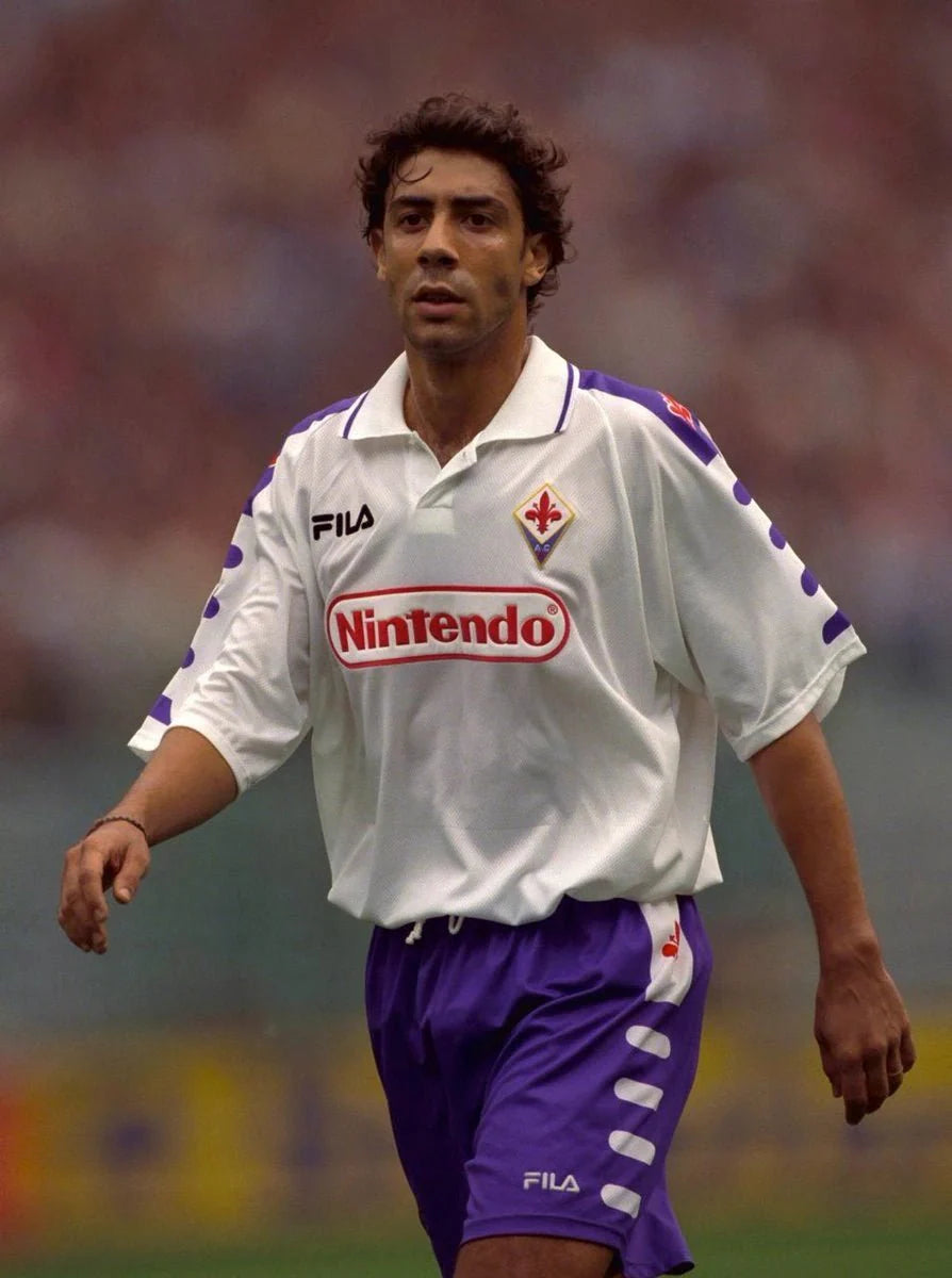 https://cdn.shopify.com/s/files/1/0826/7228/8075/files/19981999-fiorentina-florence-nintendo-fila-away-retro-kit-classickits433-805559.webp?v=1741199022