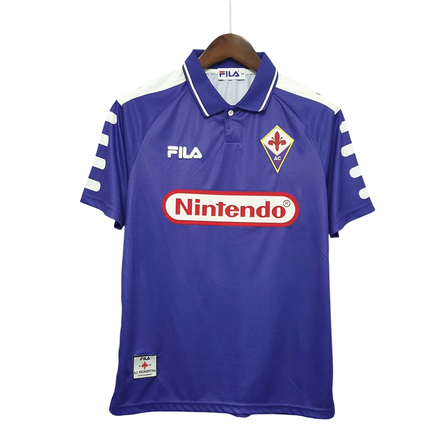 https://cdn.shopify.com/s/files/1/0826/7228/8075/files/19981999-fiorentina-florence-nintendo-fila-home-retro-kit-classickits433-113138.webp?v=1741199046