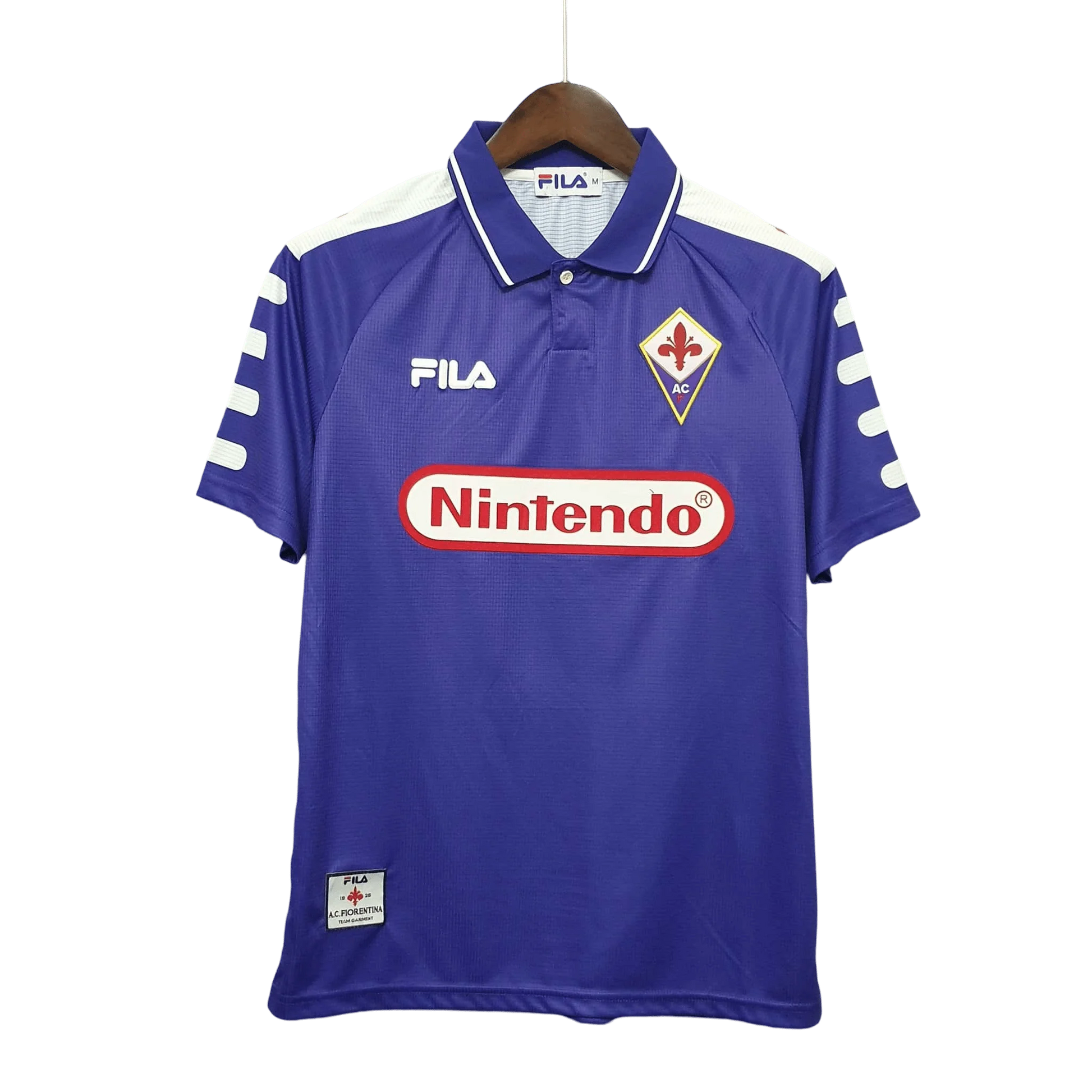 https://cdn.shopify.com/s/files/1/0826/7228/8075/files/19981999-fiorentina-florence-nintendo-fila-home-retro-kit-classickits433-113138.webp?v=1741199046