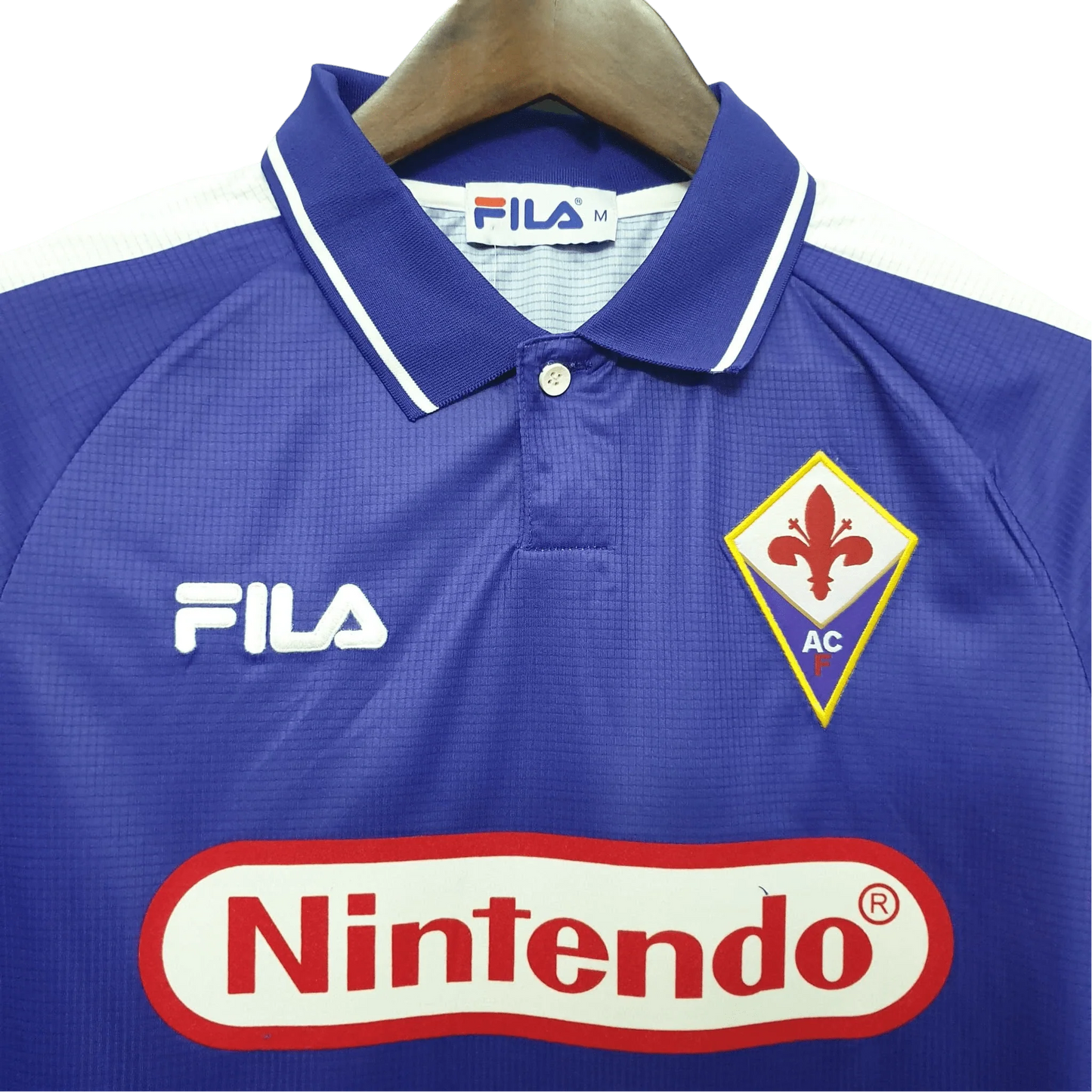 https://cdn.shopify.com/s/files/1/0826/7228/8075/files/19981999-fiorentina-florence-nintendo-fila-home-retro-kit-classickits433-619112.webp?v=1741199046