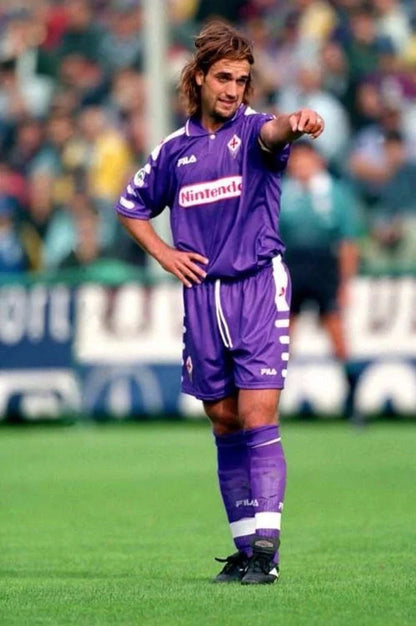 https://cdn.shopify.com/s/files/1/0826/7228/8075/files/19981999-fiorentina-florence-nintendo-fila-home-retro-kit-classickits433-656590.webp?v=1741199043
