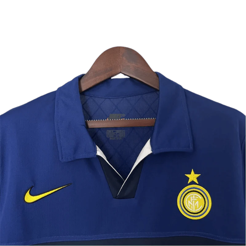https://cdn.shopify.com/s/files/1/0826/7228/8075/files/19981999-inter-milan-pirelli-away-retro-kit-classickits433-268372.webp?v=1741198863